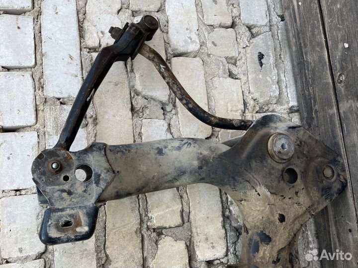 Подрамник ауди 100 с4