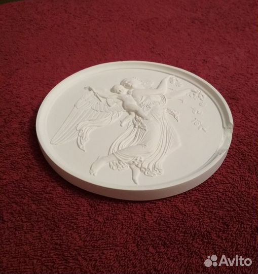 Гипсовые украшения Петергофа. Два медальона