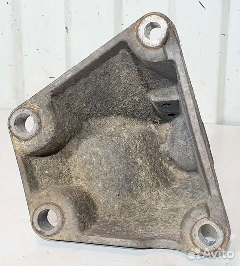 Кронштейн двигателя правый Audi A6 C5, C5 Allroad