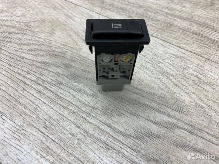 Кнопка обогрева заднего стекла Toyota Avensis