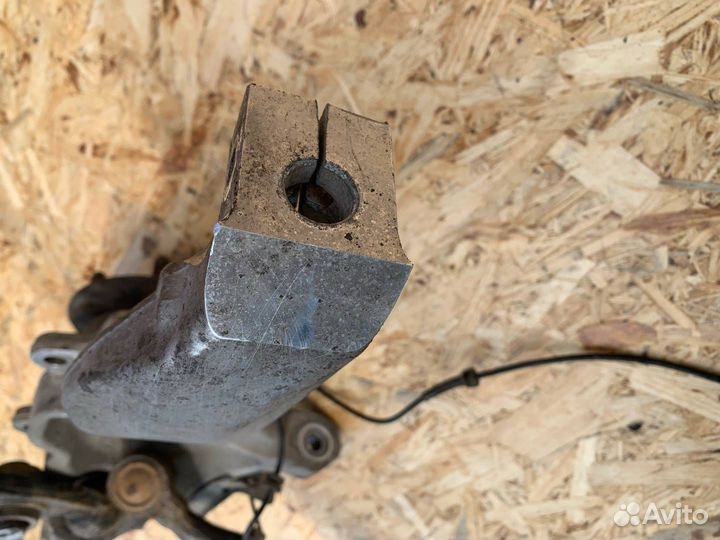 Кулак передний правый Land Rover Range Rover Sport