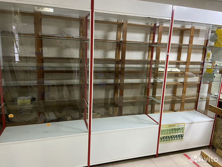 Стеклянная витрина из металлического профиля