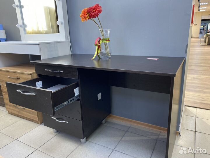 Письменный стол