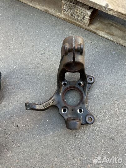 Кулак передний левый Volkswagen Teramont Atlas