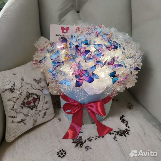 Букет из бабочек в шляпной коробке