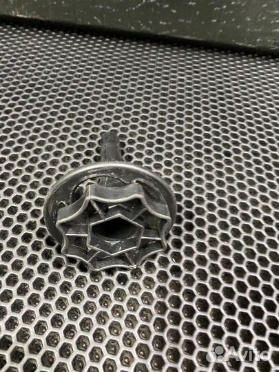 Болт крепления запасного колеса almera g15