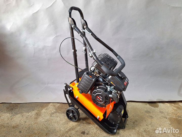 Виброплита бензиновая Brait PC50 + коврик