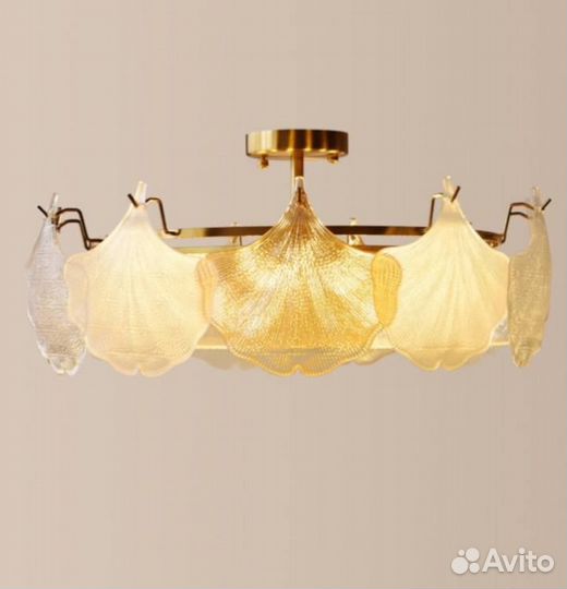 Потолочная люстра с белым и янтарным стеклом