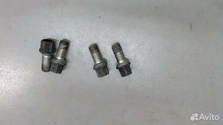Болт для крепления колес Аudi