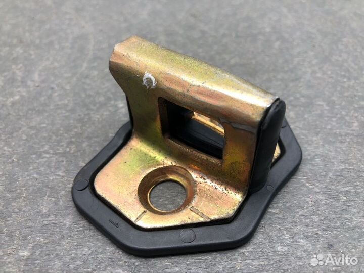 Петля замка двери задняя правая Mitsubishi Carisma