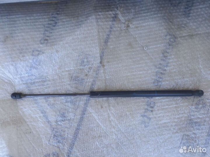 Рено сценик 2- упор крышки багажника