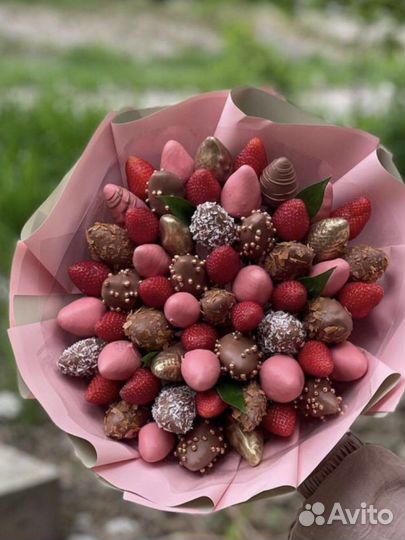 Букеты из клубники в шоколаде ягоды подарок