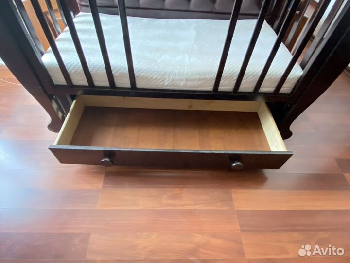 Детская кроватка с маятником