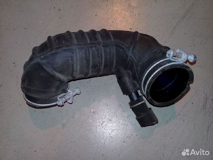 Патрубок воздушного фильтра 17701-21060 Toyota Suc