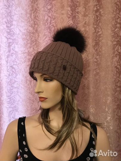 Новая шапка с пышным помпоном