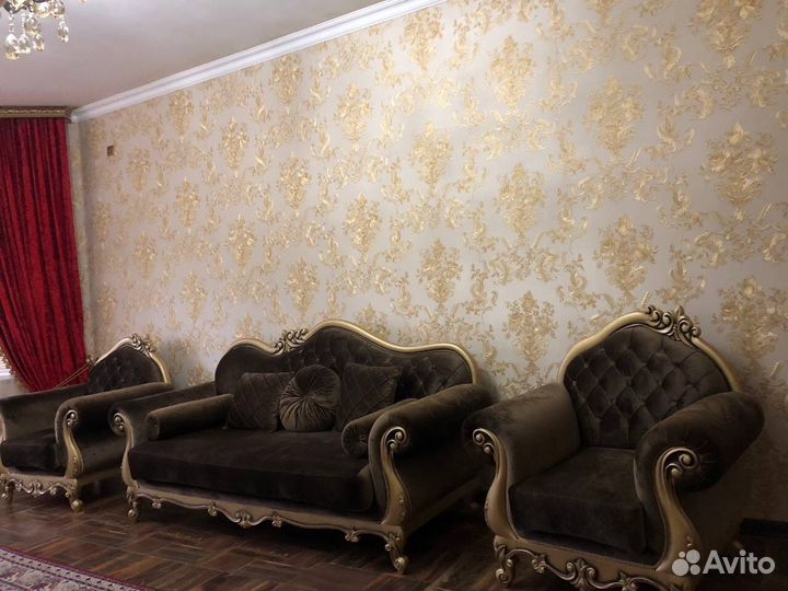 Классический новый холл с декором из дерева (бук)