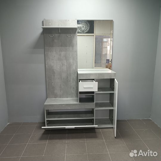 Современная прихожая с зеркалом