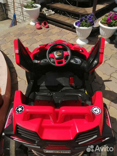 Электромобиль с пультом управления