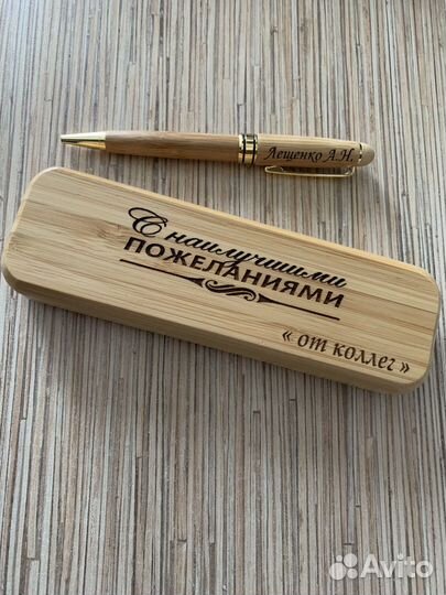 Подарок. Ручка из дерева в футляре с гравировкой