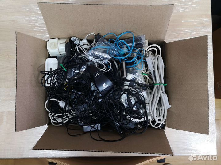 Провода, зарядки, адаптеры, наушники коробкой