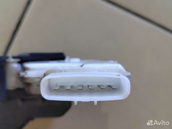 Замок передний правый Hyundai H-1 Grand Starex