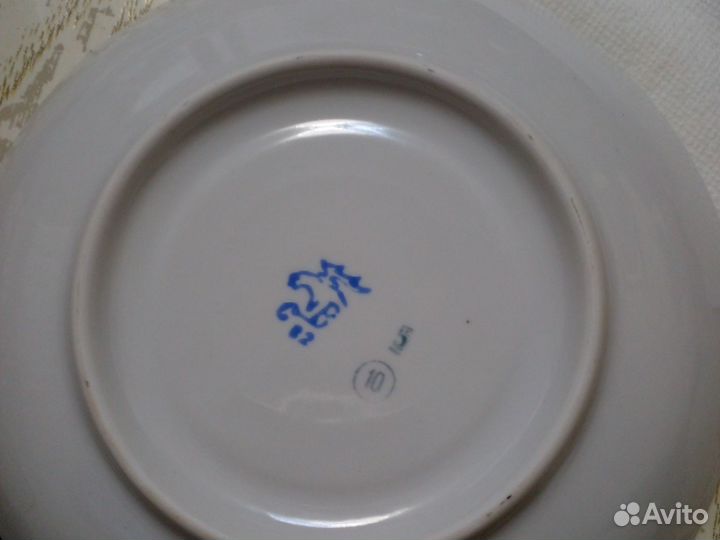 Бокалы с блюдцами