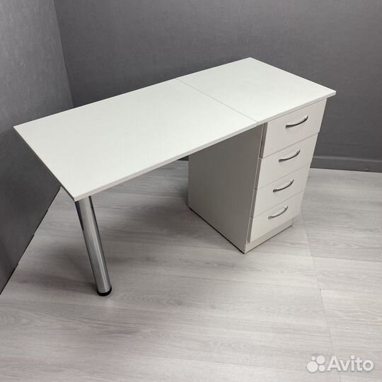 Маникюрный стол