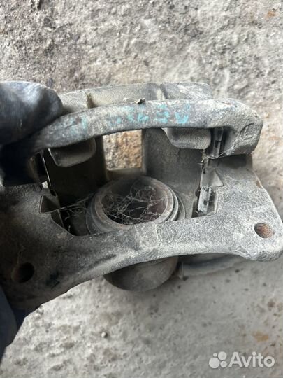 Левый тормозной суппорт corolla 120