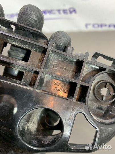 Кронштейн переднего бампера правый (52535-33060)