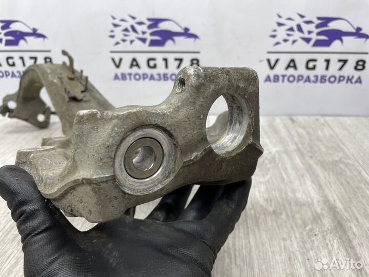 Кулак поворотный передний левый Audi A4 B8 cgka