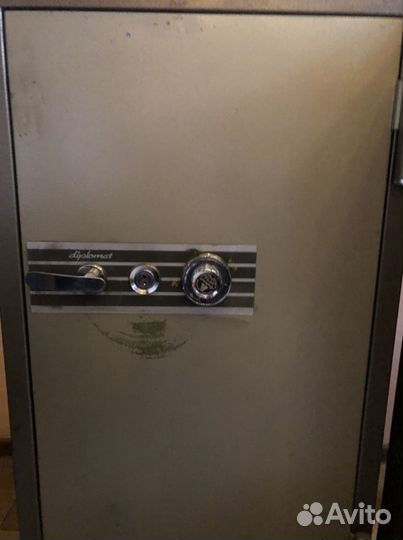 Сейф несгораемый