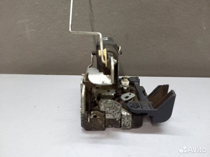 Замок двери передний правый Renault Sandero 2009