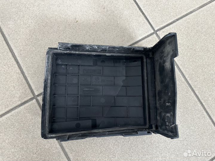 Крышка блока предохранителей Octavia A5 Октавия