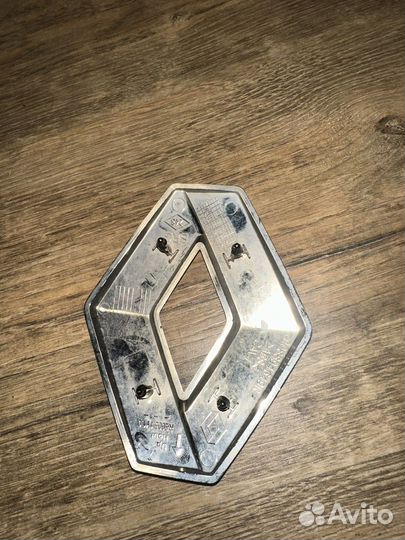 Renault duster 2 эмблема крышки багажника