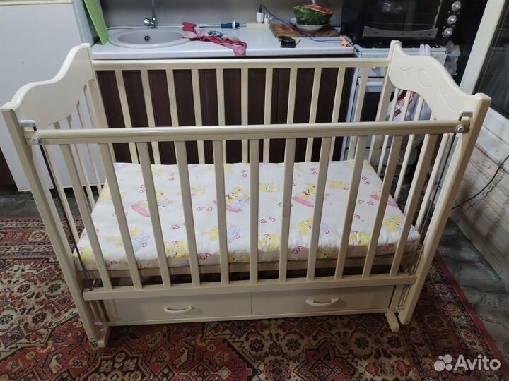 Детская кроватка с маятником