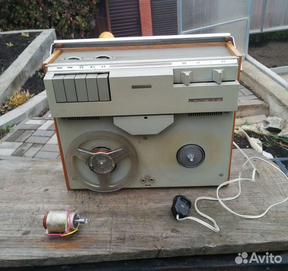 Катушечный магнитофон Daina