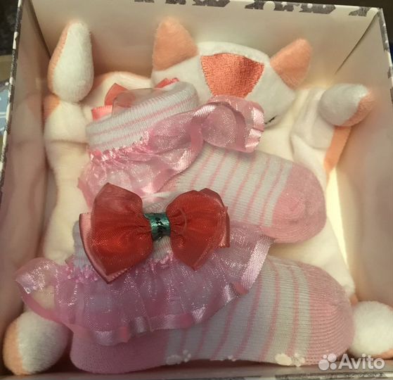 Подарок на рождение, игрушка и пинетки