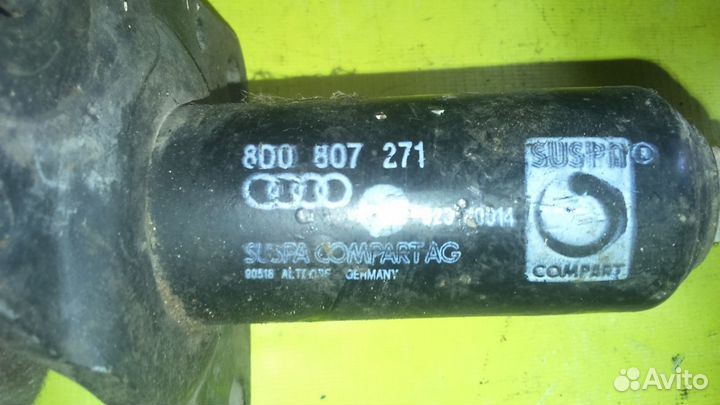8D0807271 Кронштейн переднего бампера Audi A4