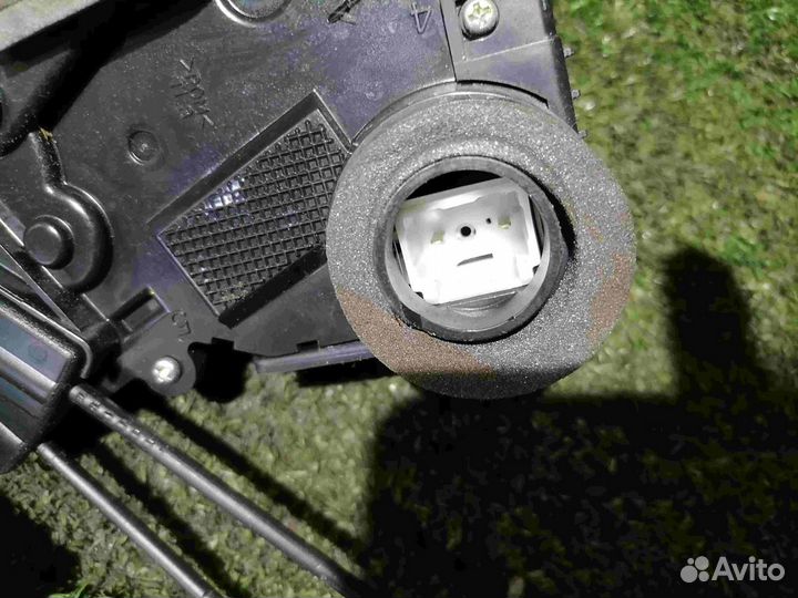 Замок двери передний левый Toyota Vitz NCP91