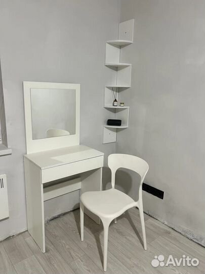 Туалетный столик с зеркалом / Гримерный столик