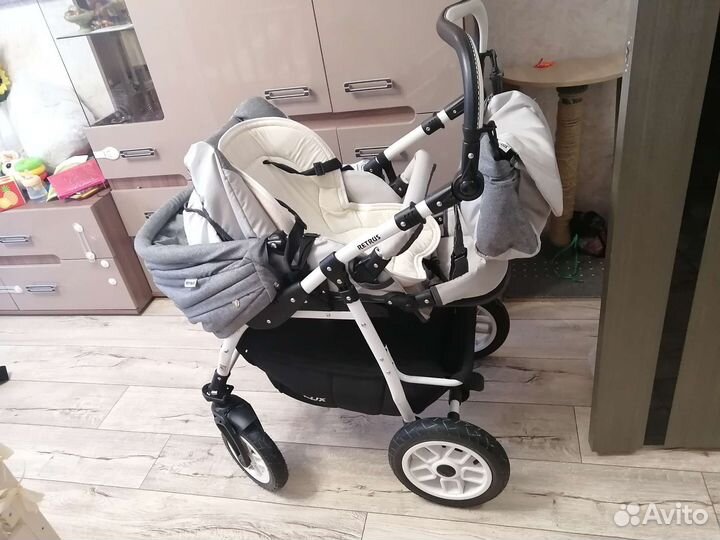 Коляска 2 в 1 Retrus Futuro Lux