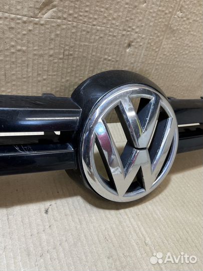 Черная глянцевая вставка решетки радиатора Гольф 6