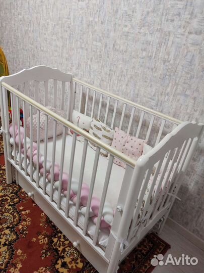 Детская кроватка с универсальным маятником