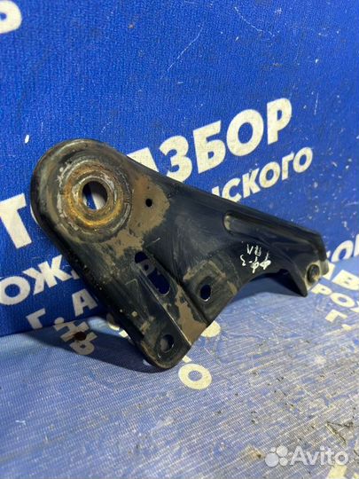 Левый кронштейн переднего подрамника Ford Focus 3