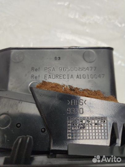 Дефлектор воздушный передний правый Peugeot 207 1