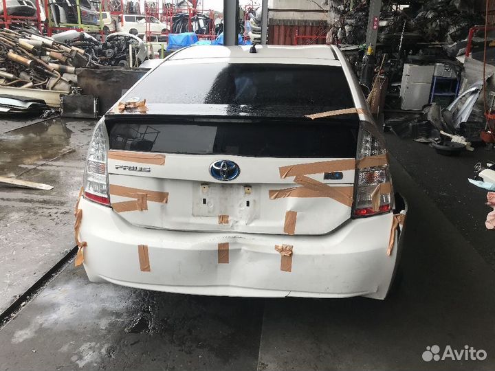 Усилитель бампера передний Toyota Prius ZVW30