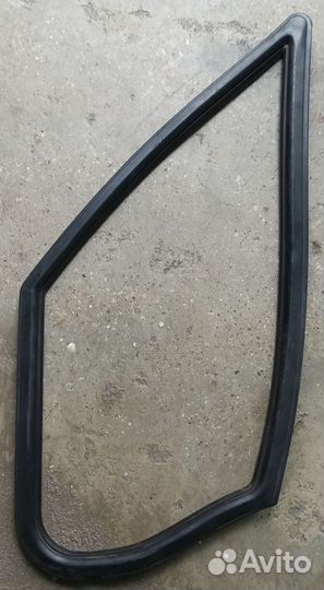 Уплотнитель треугольного стекла передней левой две