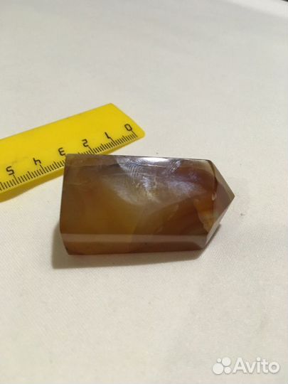 Коллекционный темножелтый кристалл Сердолика