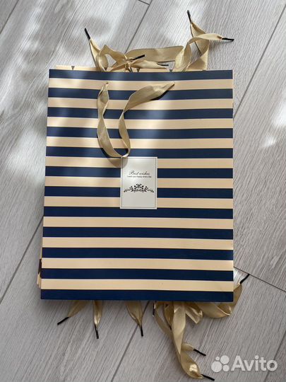 Подарочные коробки и пакеты