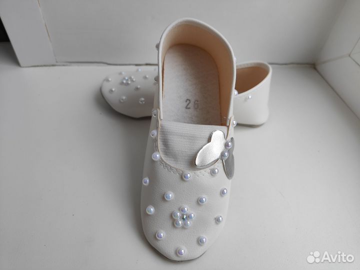 Чешки новые р.24-27 белые с серебряной бабочкой